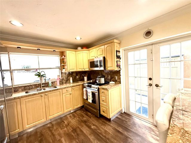 8648 NW 1st Ln, Miami, FL 33126