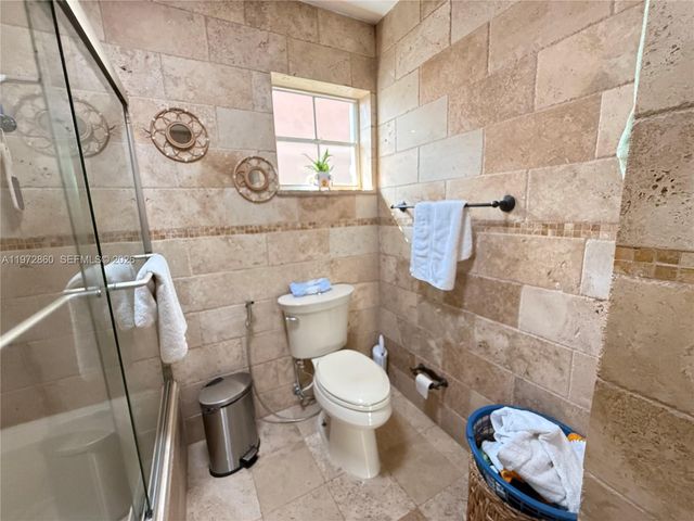 8648 NW 1st Ln, Miami, FL 33126