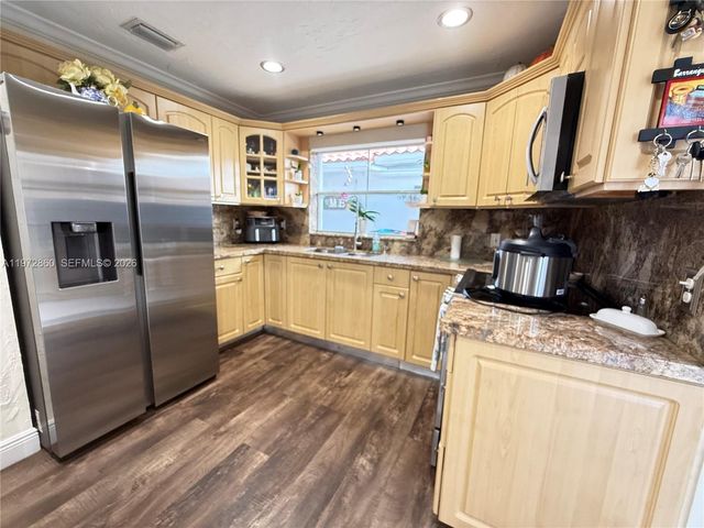 8648 NW 1st Ln, Miami, FL 33126