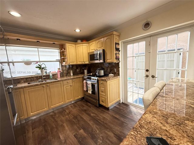 8648 NW 1st Ln, Miami, FL 33126