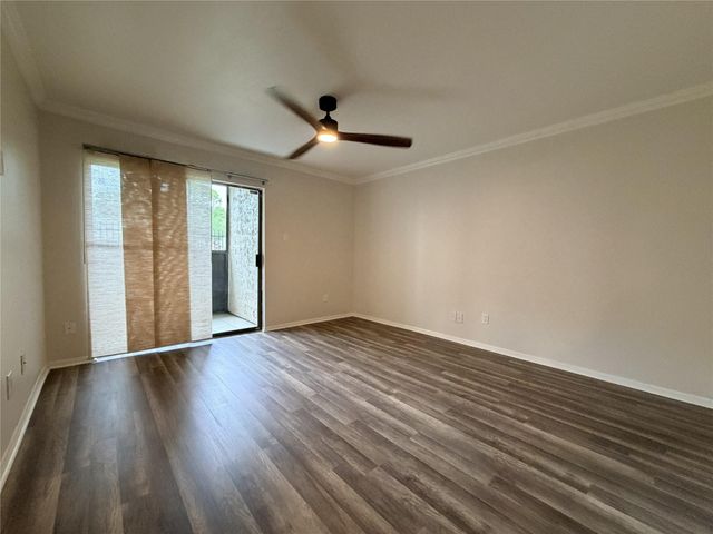 3045 Walnut Bend Lane 11, Houston, TX 77042