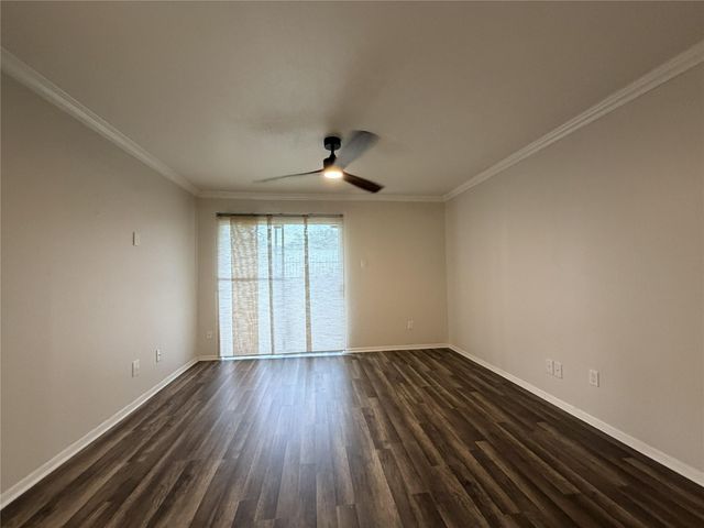3045 Walnut Bend Lane 11, Houston, TX 77042