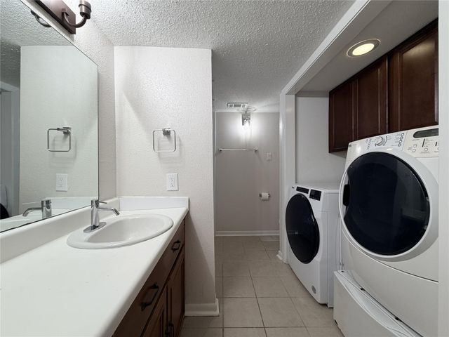 3045 Walnut Bend Lane 11, Houston, TX 77042