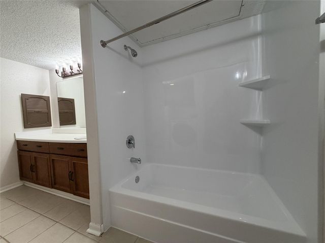 3045 Walnut Bend Lane 11, Houston, TX 77042