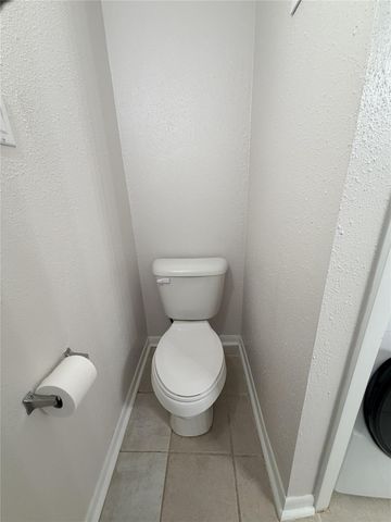 3045 Walnut Bend Lane 11, Houston, TX 77042