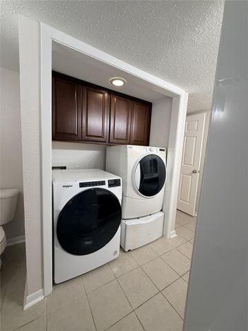 3045 Walnut Bend Lane 11, Houston, TX 77042