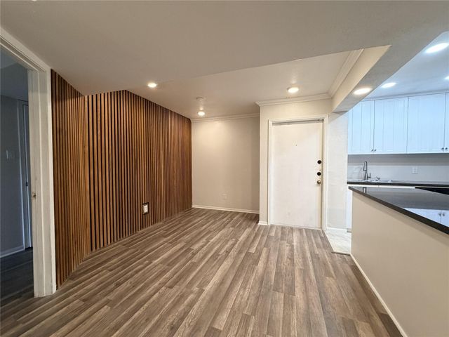 3045 Walnut Bend Lane 11, Houston, TX 77042