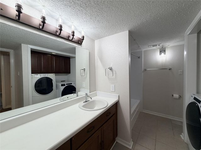 3045 Walnut Bend Lane 11, Houston, TX 77042