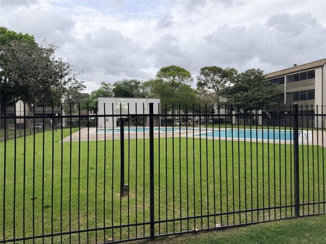 3045 Walnut Bend Lane 11, Houston, TX 77042