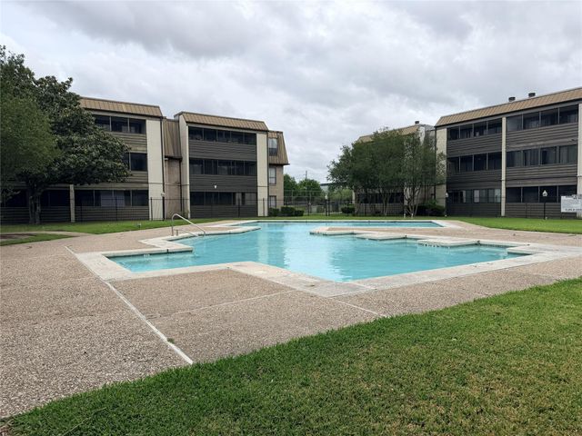 3045 Walnut Bend Lane 11, Houston, TX 77042