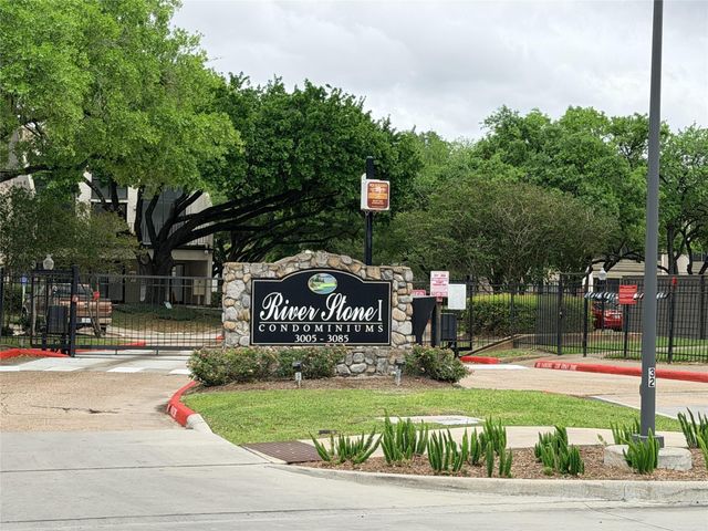 3045 Walnut Bend Lane 11, Houston, TX 77042