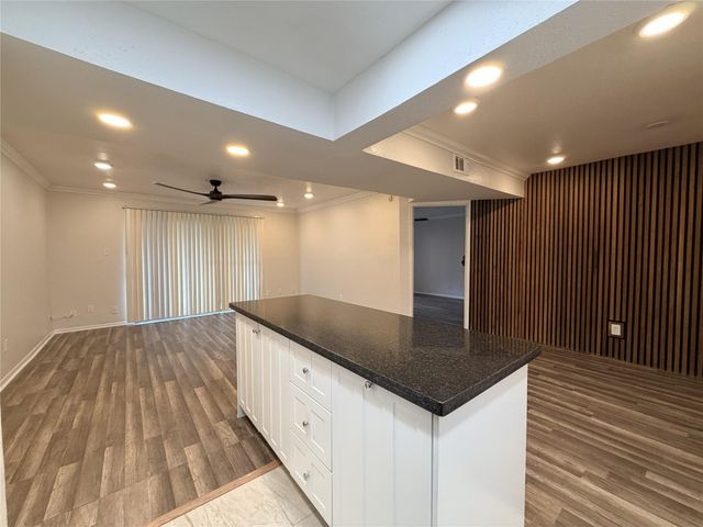 3045 Walnut Bend Lane 11, Houston, TX 77042