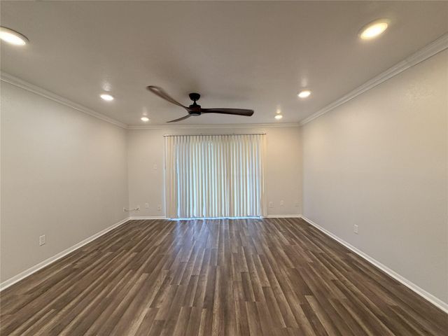 3045 Walnut Bend Lane 11, Houston, TX 77042