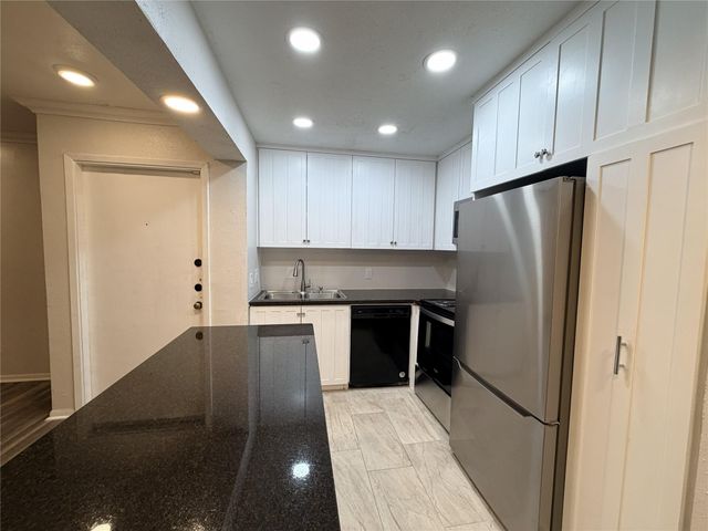 3045 Walnut Bend Lane 11, Houston, TX 77042