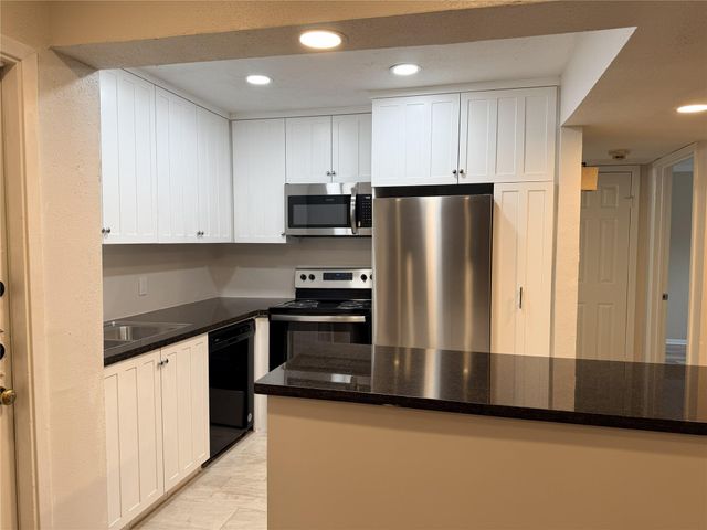 3045 Walnut Bend Lane 11, Houston, TX 77042