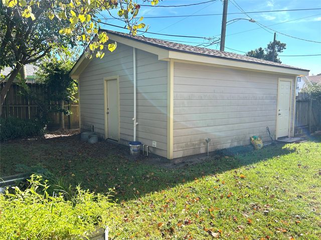 4915 Houston Drive, Galveston, TX 77551