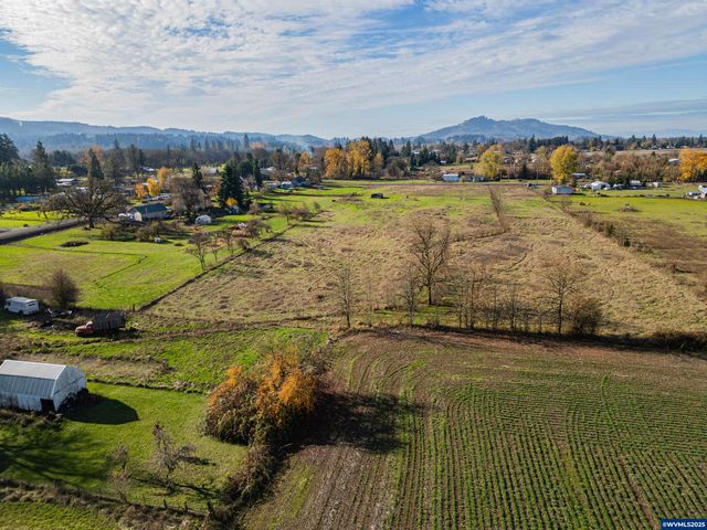 1715 Cascade Dr, Lebanon, OR 97355