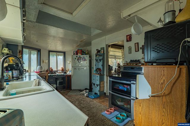 1715 Cascade Dr, Lebanon, OR 97355