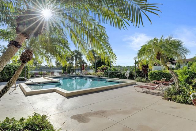 105 Liberty Ct, Deerfield Beach, FL 33442