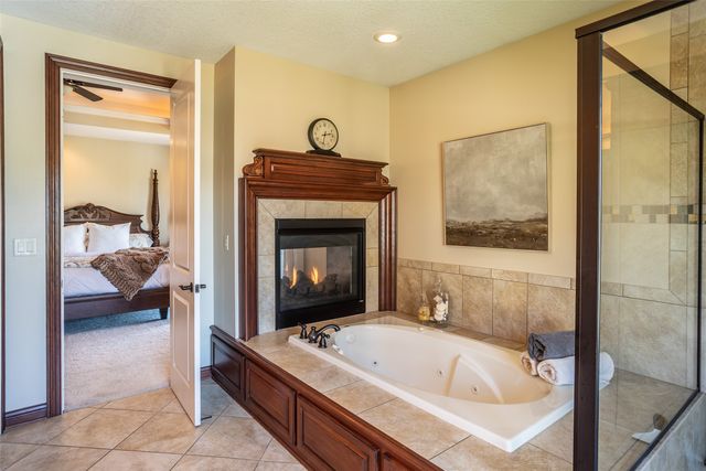 9257 Sugar Creek Drive, West Des Moines, IA 50266