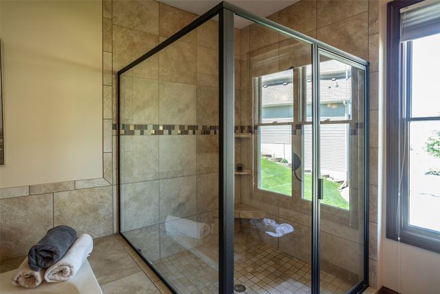 9257 Sugar Creek Drive, West Des Moines, IA 50266