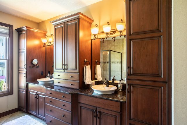 9257 Sugar Creek Drive, West Des Moines, IA 50266
