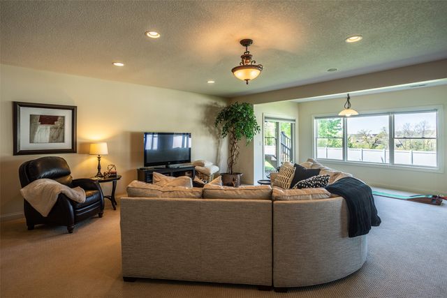 9257 Sugar Creek Drive, West Des Moines, IA 50266