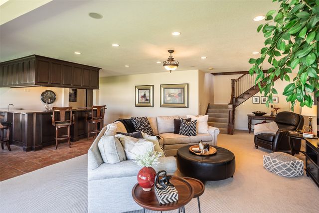 9257 Sugar Creek Drive, West Des Moines, IA 50266