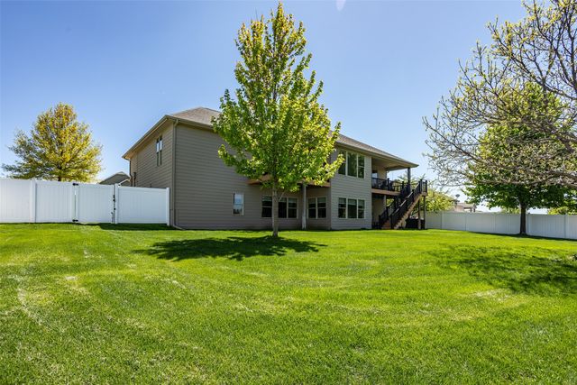 9257 Sugar Creek Drive, West Des Moines, IA 50266