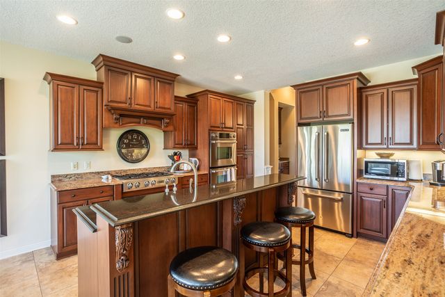 9257 Sugar Creek Drive, West Des Moines, IA 50266