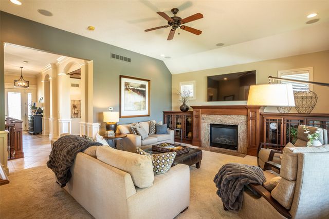 9257 Sugar Creek Drive, West Des Moines, IA 50266