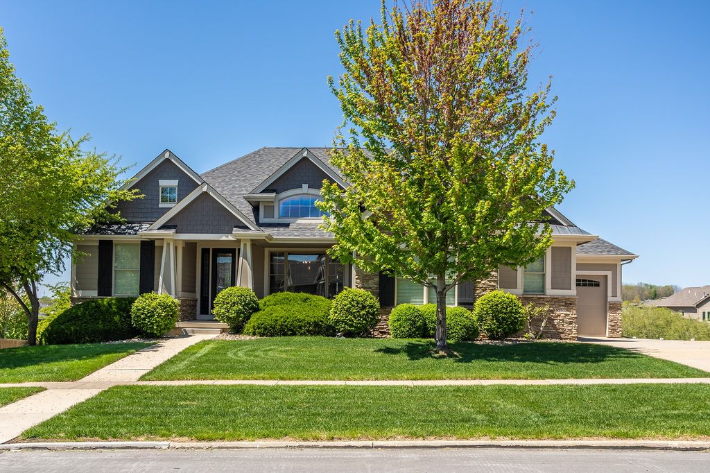 9257 Sugar Creek Drive, West Des Moines, IA 50266
