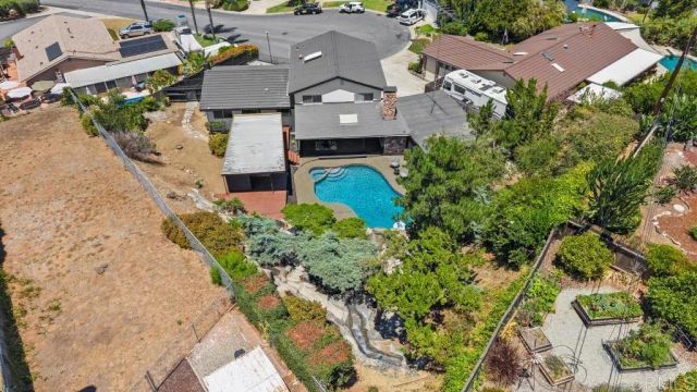 667 Crescent Lane, Vista, CA 92084