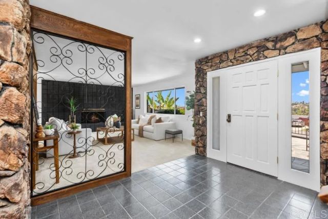 667 Crescent Lane, Vista, CA 92084