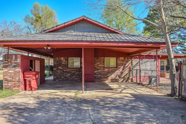 702 N 6th Street, Hugo, OK 74743