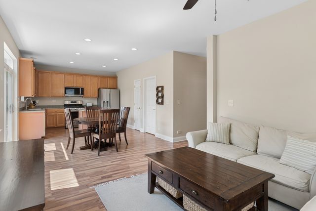 2759 HILLSBORO Boulevard, Aurora, IL 60503