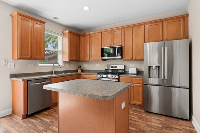 2759 HILLSBORO Boulevard, Aurora, IL 60503