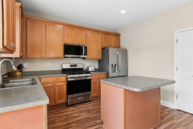 2759 HILLSBORO Boulevard, Aurora, IL 60503