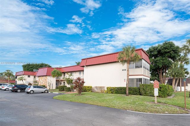 12027 S Greenway Circle 206, Royal Palm Beach, FL 33411