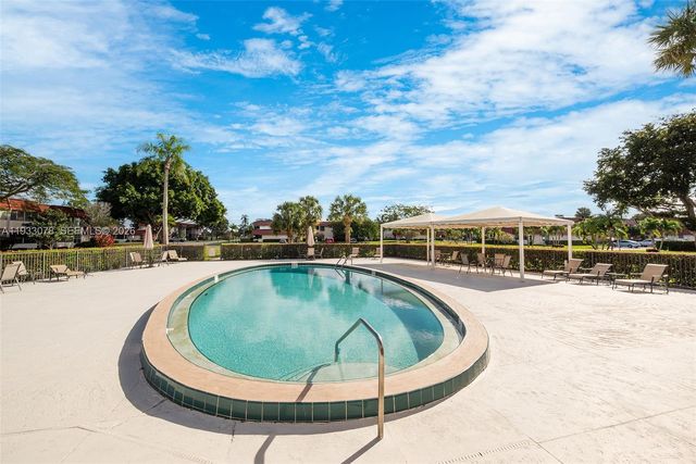 12027 S Greenway Circle 206, Royal Palm Beach, FL 33411