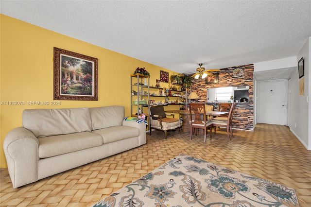 12027 S Greenway Circle 206, Royal Palm Beach, FL 33411