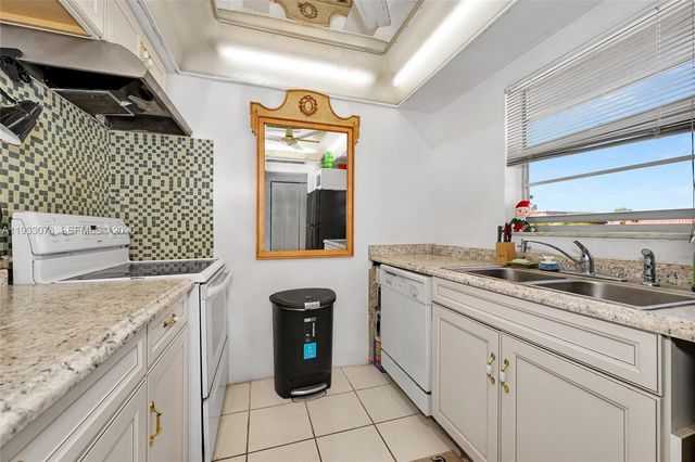 12027 S Greenway Circle 206, Royal Palm Beach, FL 33411