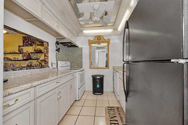 12027 S Greenway Circle 206, Royal Palm Beach, FL 33411