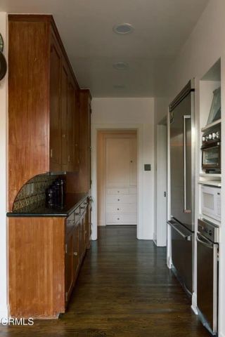 913 Burnside Avenue, Los Angeles, CA 90036