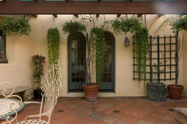 913 Burnside Avenue, Los Angeles, CA 90036