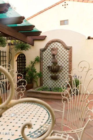 913 Burnside Avenue, Los Angeles, CA 90036