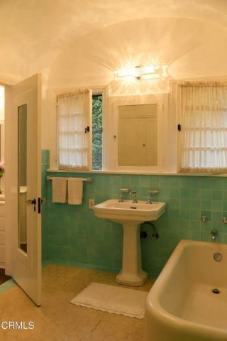 913 Burnside Avenue, Los Angeles, CA 90036