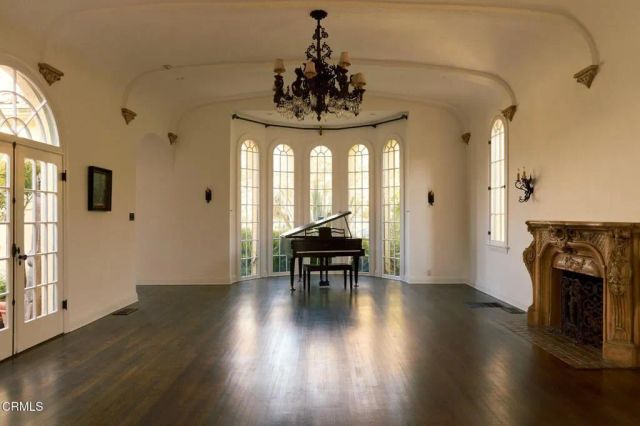 913 Burnside Avenue, Los Angeles, CA 90036