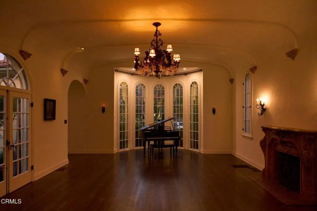 913 Burnside Avenue, Los Angeles, CA 90036