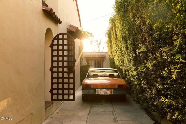 913 Burnside Avenue, Los Angeles, CA 90036